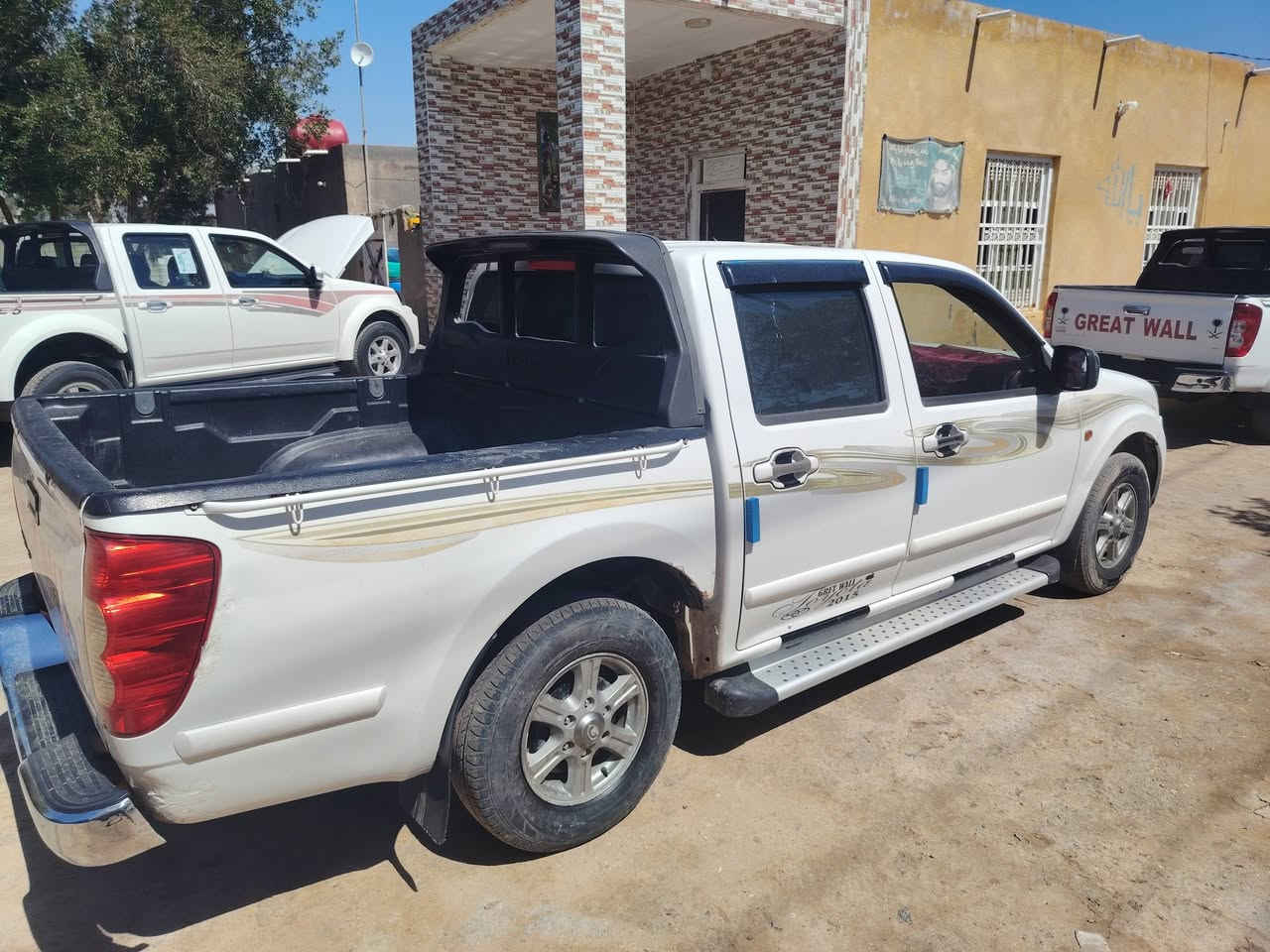 السلام عليكم  سياره كريت ويل للبيع موديل 2015مكفوله كفاله عامه  رقم مثنى انكليزي بسمي سياره جاهزه من كلشي مفروشه مدوشمه حداديه تخم تاير كرهبايت سياره جديده كلش مكان ال سياره الديوانيه قضاء الحمزه الشرقي رقم الهاتف الشراي ينتصل 
***********
