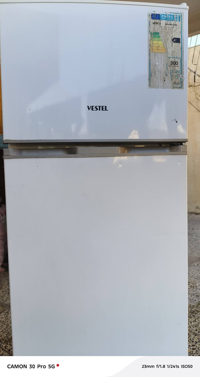 ثلاجه مستعملة للبيع أخو الجديد شرط حجم 12 قدم للاتصال رقم ***********
