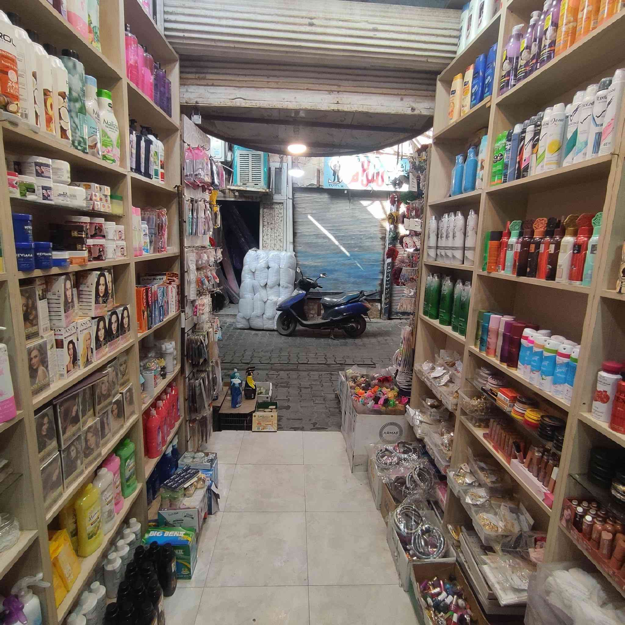 كوزمتك للبيع بشارع الاطباء 
للاستفسار الاتصال على الرقم ‭0770 025 5942‬ 
‭0780 561 642
