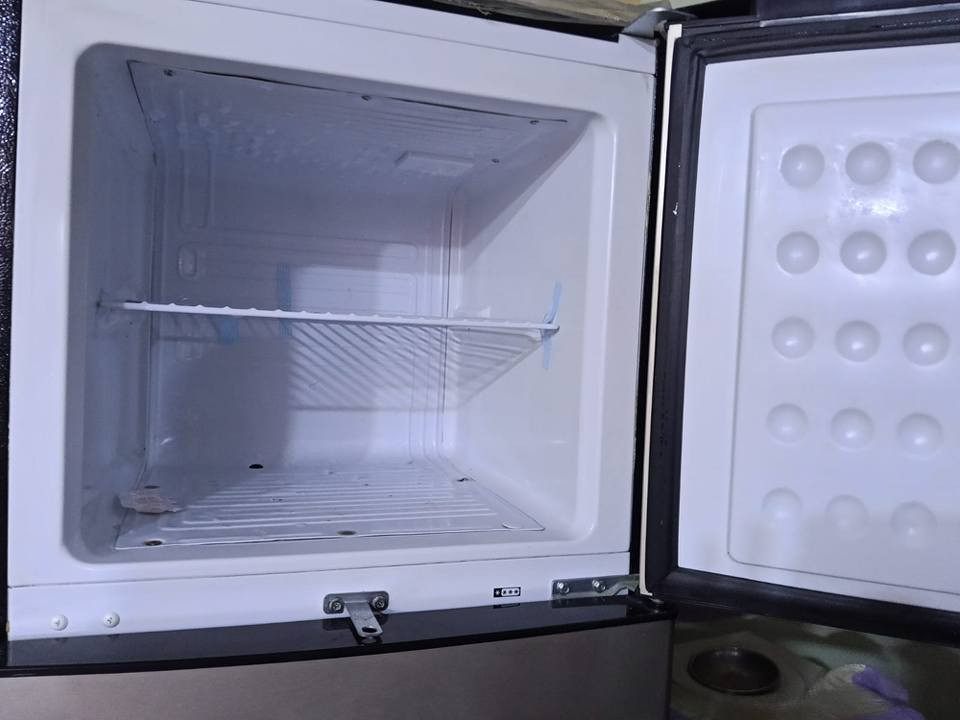 سلام عليكم ثلاجه نضيفه ٩٩٪ شغاله جديده 
سعرها ٢٨٠ بيها مجال 
العنوان ميسان حي العسكري 
للاستفسار ***********
