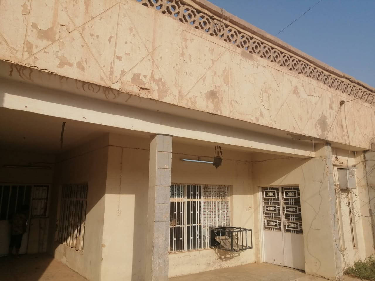 للأيجار... 
 بيت مساحة ٥٠٠ م طابقين في الحي العصري شارع الضريبة قرب الشارع التجاري لبيت صنعة واجهة ١٥ م يتكون من ٤ غرف نوم كبيرة و٣ مجموعات صحية واستقبال وهول ومطبخ وسطح وكراج سيارات كبير وحديقة كبيرة ومخزن...يصلح مذخر او مخزن او شركة او سكن عوائل كبيرة... 
للمعلومات الاتصال على الرقم او الواتس اب ***********
