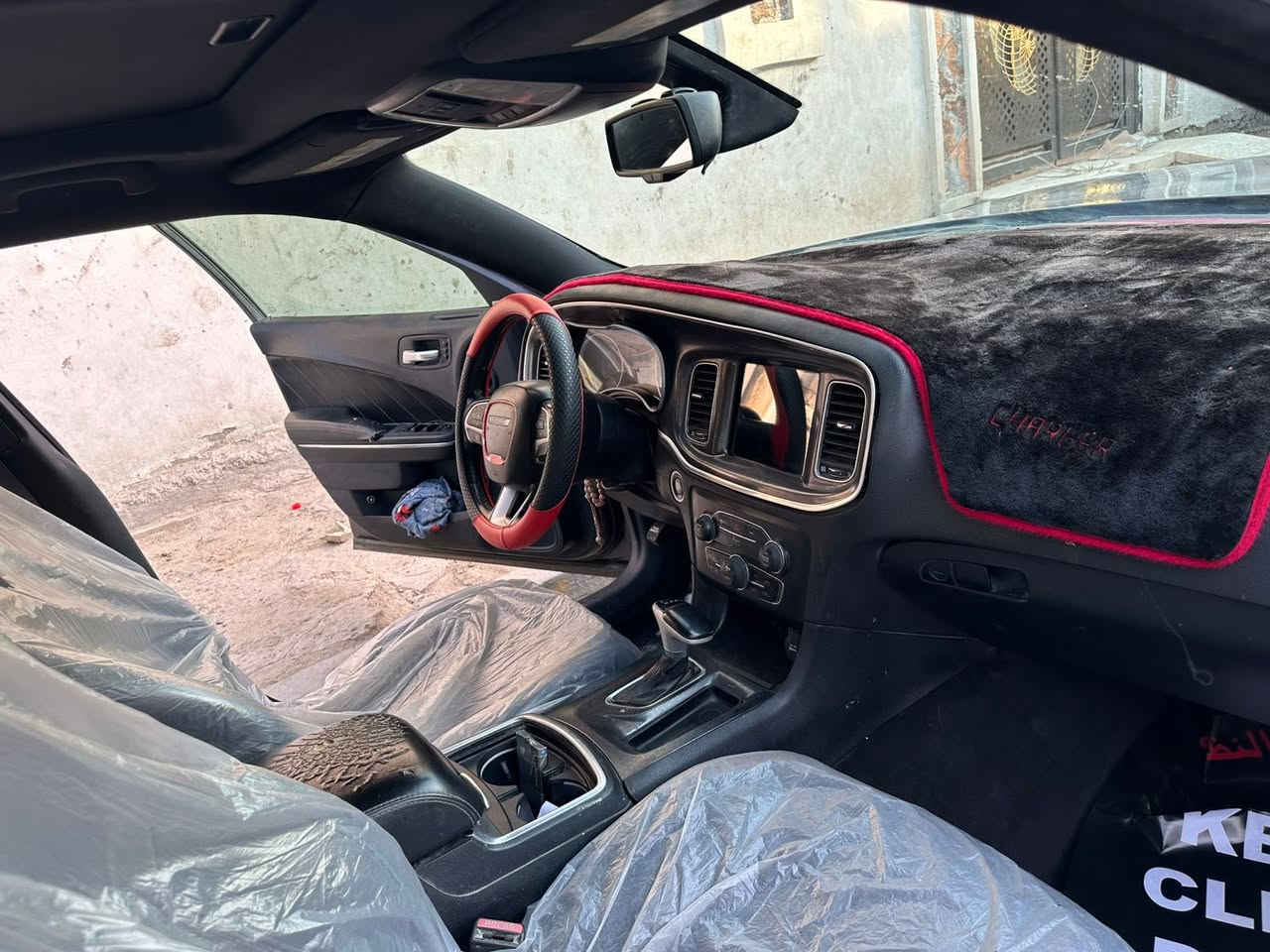 سلام عليكم
چارجر مديل 2016 بيع او مراوس 
سياره مثل مموضحه بلصور
وارد كندي رالي عليه برمجه خفيفه للگير وعليه گزوز 
بيه نواقص خفايف 
للتفاصيل اتصال
عبد ***********
او مراسله صفحه مكان بغداد
