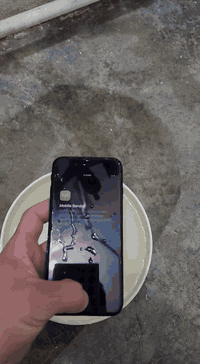 آيفون SE3 • ضد ماء • يطفي كل 10 دقيقة