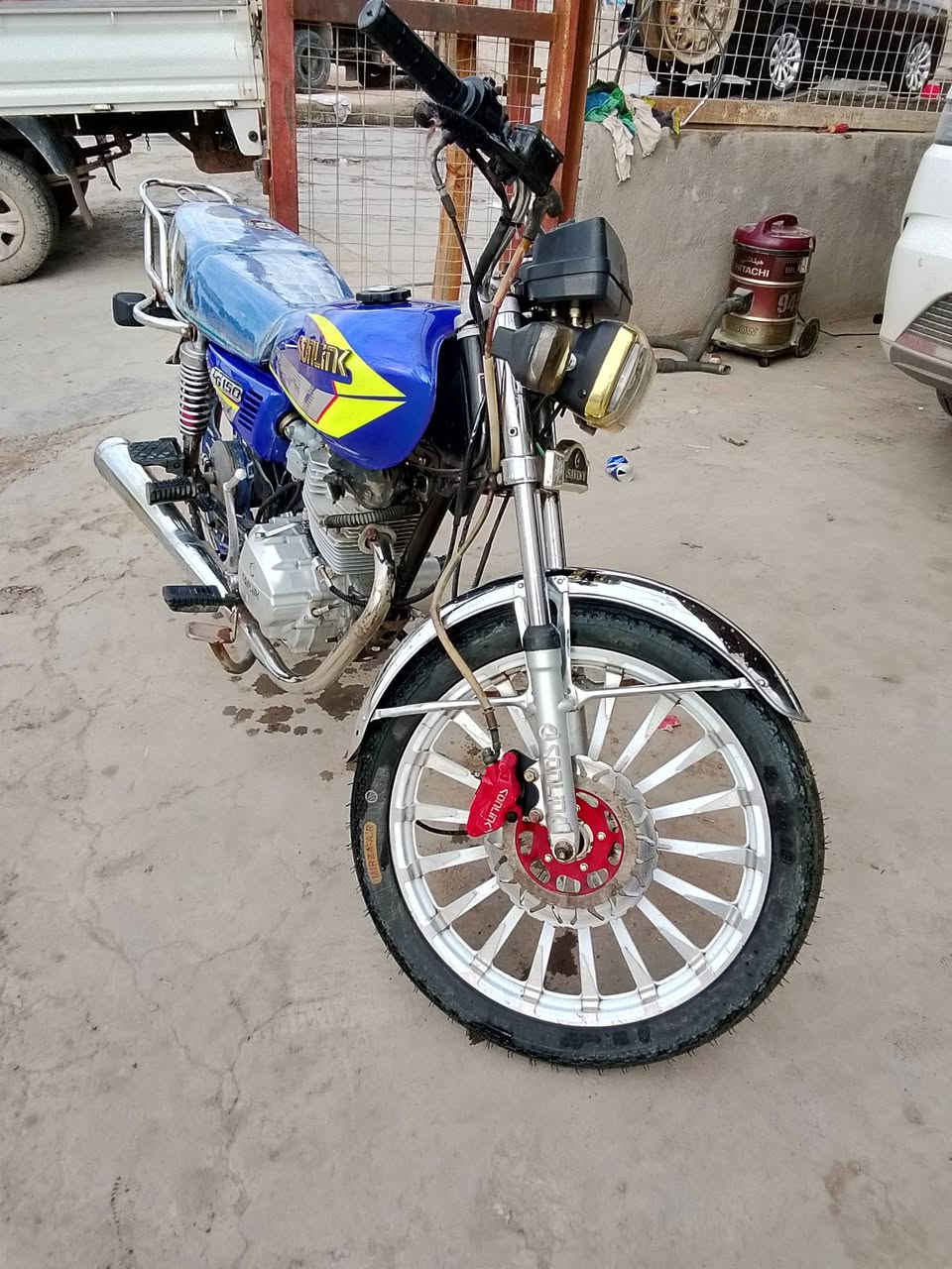 سلام عليكم دراجة ايراني سونك 5كير موديل 22اوراق موجودة مال شركة بس كارتونية ومنفيس دراجة مكفولة من التاير الكدام الحد التاير الورة شلعة ومعدل خير من اللة ترايك وين ما يعجبك زوج تايرات جديدات السعر 675وبيهة مجال شي بصيط حك جيتك مكاني بغداد الدورة الاتصال ***********واتساب *********** مستعجل علة بيعتهةالشراي يدلل
