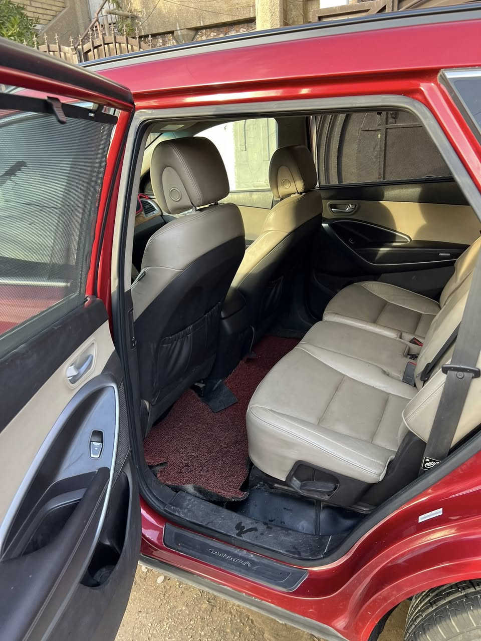 السلام عليكم 
سيارة هيونداي سنتافيا كراند موديل ٢٠١٥ رقم بغداد مكانها البياع  لون احمر دم الغزال بيها جاملغ وربع بنيد صبغ السيارة بدون ايرباك
فول مواصفات عدا البانوراما استخدام قليل السيارة ماشية ٤٢ ميل حقيقي 
محرك ٣.٦ 
٦ سلندر 
دفع رباعي AWD
٧ راكب 
كشنات كهربائية جلد وتدفئة
مانع انزلاق 
حساسات مري + حساسات جانبية + امامية + خلفية
الداخل بيجي ارضية مدوشمة 
تبريد ثلاثة قطع منفصل 
ثلاثة انظمة قيادة
‏Hill Assist (مساعدة صعود المرتفعات
كاميرا خلفية
جنطة كهرباء 
نظام ايكو 
رادار بالمري 
سعرها ١٥٥ 
للاستفسار اكثر اتصال ع الرقم *********** / ***********
