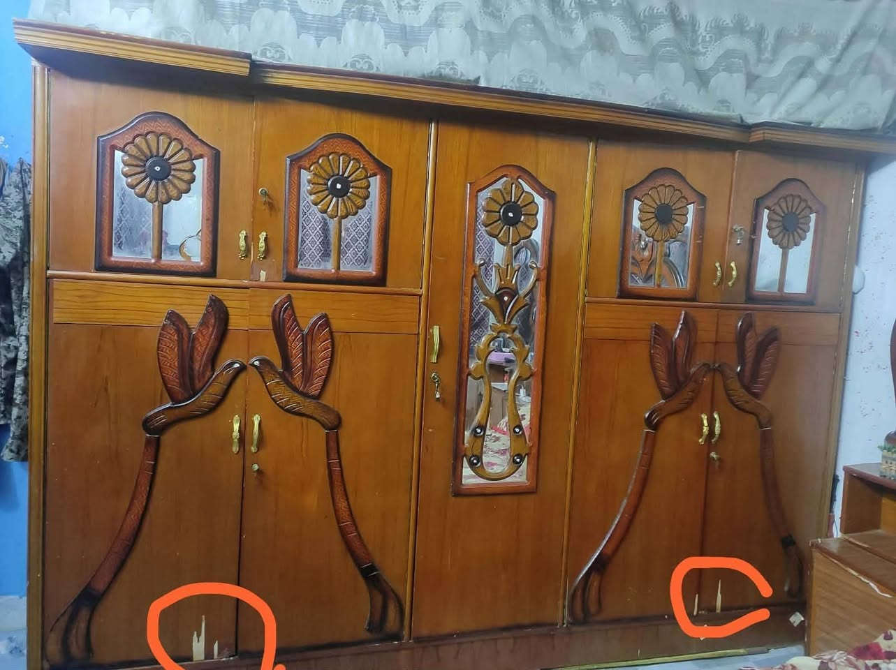 السلام عليكم. 
غرفة نوم اخشاب صاج عراقي نضيفه بس بيها ملاحضات بسيطه كلش موضحها بالصوره السعر 250 نهايته وهاذ رقم ***********
