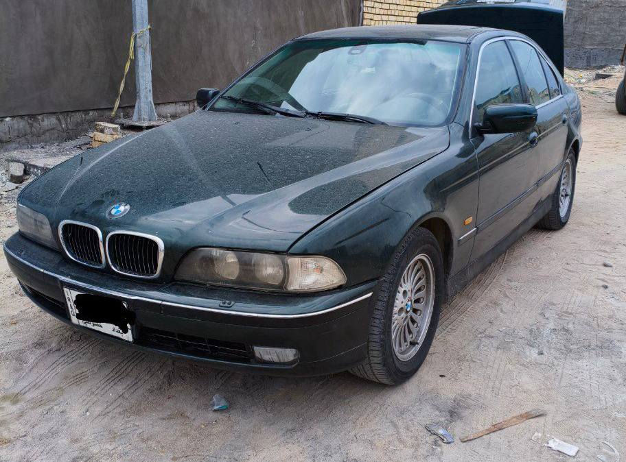 السلام عليكم
مرخصت ألادمن 
... سيارة للبيع 
BMW-E39 
528i. .. سلندر 6 
1997 الموديل 
الخارج .. 
البدي :السيارة مصبوغة عام اللون اخضر وكلش مرتبه 
الحدادية كلش حلوه 
دبل فإن ومعروفه بهل فئة 
كلشي شغال بيها إلى حد التبريد 
الداخل... جلد اسود كما موضح في صورة 
من ناحية النظافه والعنايه 
المواصفات ..
1.فول مواصفات 
2.اربع جام اوتوماتيك 
3.كلشي كهربائي شغال بيها ما عدا الاضواء  داخل كابينة السيارة 
4.بردة خلفيه كهرباء
5. فتحة سقف جام كهرباء 
6.بيها اضائه ترحيبيه عند التشغيل في الإضائه الاماميه والخلفية
7.صندوك كهرباء 
8.بصمة سويج 
9.دبل فإن كما معروف عنها في فئتها
10.كير خير من الله وعزمه خيال 
11.تبريد أمامي وخلفي ..وحتى تحت امام وخلف شغال وكله كهرباء تبريد شغال 
12.استيرن كهرباء وشغال 
13.كراسي اماميه كهرباء
14.رقم بغداد ..
----------------------------------------------
السيارة بيها بعض الملاحظات ..
1.المحرك في بداية تبخير غير ذلك فيه عزم قوي وهدوء 
2.فتحة السقف بيها عطل لكن عندي فتحة اشتريتها وما شديتها (انطيك وياها سلايت كامل)
3.تحتاج تبديل لخلاط بانزين .. حتى تقره صحيح في العينه 

السعر .. 73 ورقه فقط 
السيارة بأسم مهندس من النجف 
شرط عند شراء سيارة مداور ثاني يوم دون انحراج 
للتواصل .. ***********
