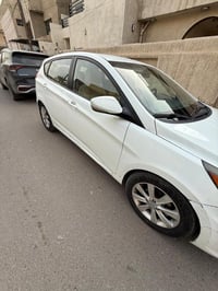 اكسنت • ٢٠١٣ • حادث باب خلفي