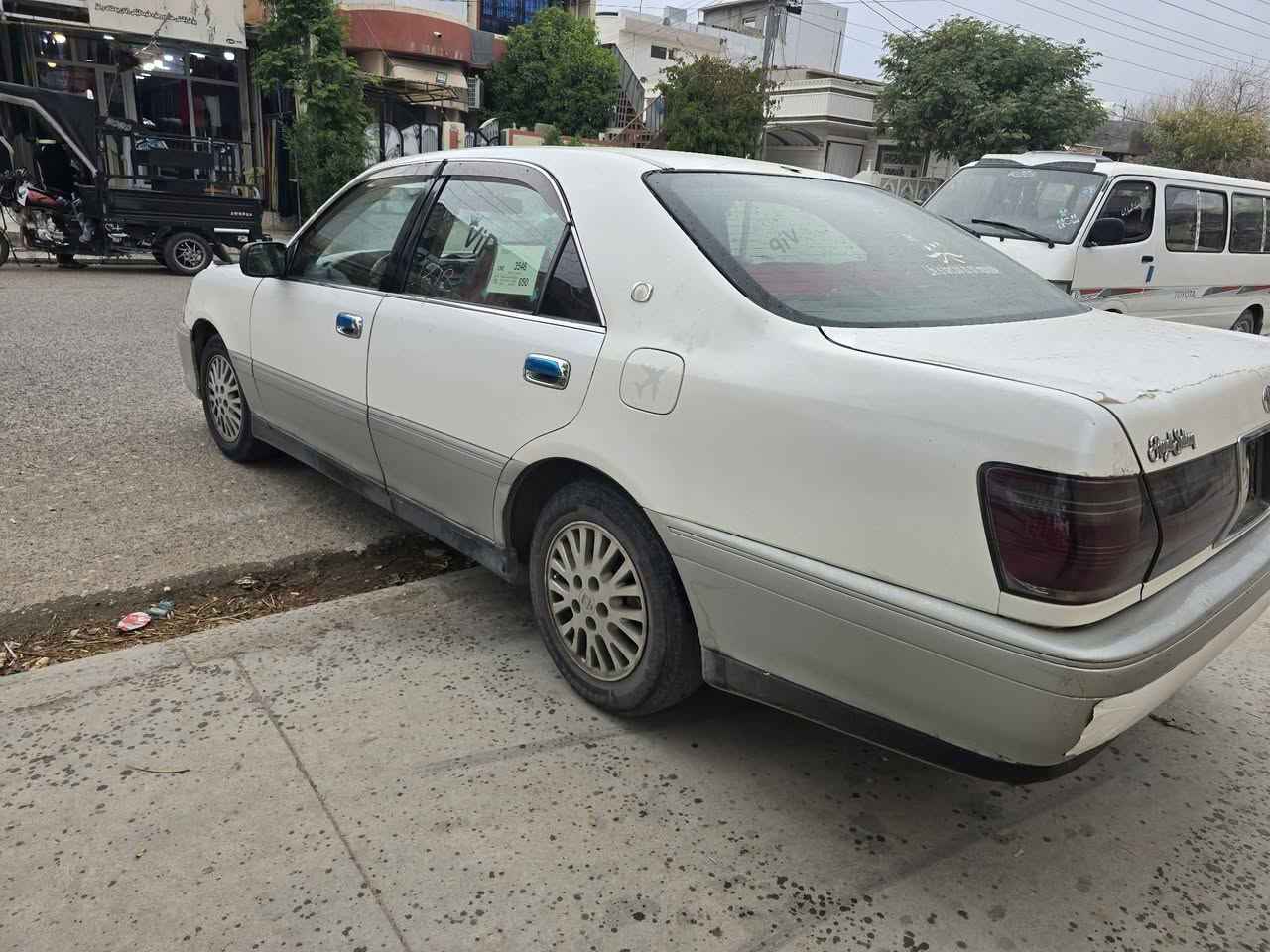 مەلیکە ٢٠٠١ بڕاوە
دیفۆر،١٧٥
دوو دووگمە 
کوشن کارەبا
ئاوێنە کارەباو ئیتەر
بێ زەڕبەو لێدران
شانسی بەشەرت
سەقفی بەشەرت
بێ تەقەو ڕەقە تۆپ  چۆنە ئاوایە 
دەرو ناوی شوشە
٣٦ مەجالێ کەم
لەکەلارم
***********
