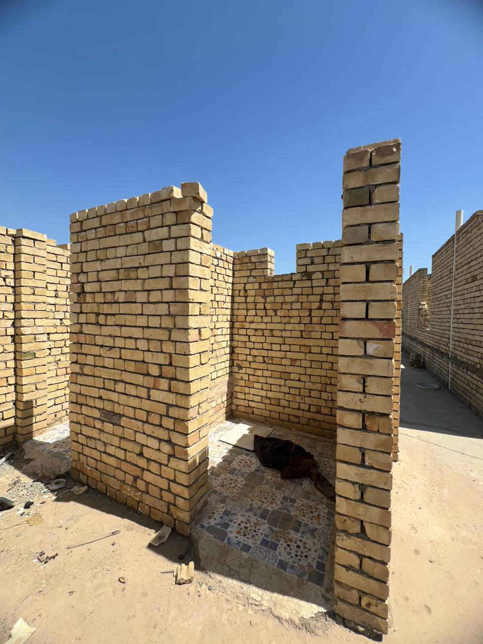 ‏السلام عليكم دونم البيع في النهروان قرب صيطره بشارع البزل الواجهيه 39ونص ونزال 65 مبني 400هيكل مسكف البيت سندويج ما عده الستقبال وصاله ضيوف واصله كهرباء   تاسيس  ماي ومجاري  بي 3غرف نوم 4في 5 وصاله داخليه وصاله خارجيه 7في 7 وستقبال  4في 10 وكلدور وصحيات خارجيه وداخليه  ومطبخ حار بارد 4في 4 عقد 17  سعره 80وبي مجال  رقم الهاتف ***********
