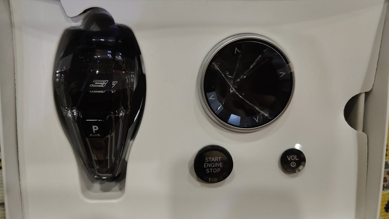 قبضة كريستال 
هذا مقبض ناقل حركة كريستالي مصمم ليناسب موديلات سيارات BMW متنوعة، بما في ذلك الفئات X5، X6، X7، و 3 Series
السعر 50 الف للعلم سعرها ب 150 الف


**إذا كنت صاحب هذا الإعلان وتريد حذفه لأي سبب، رجاءا أرسل رسالة إلى الدعم الفني**