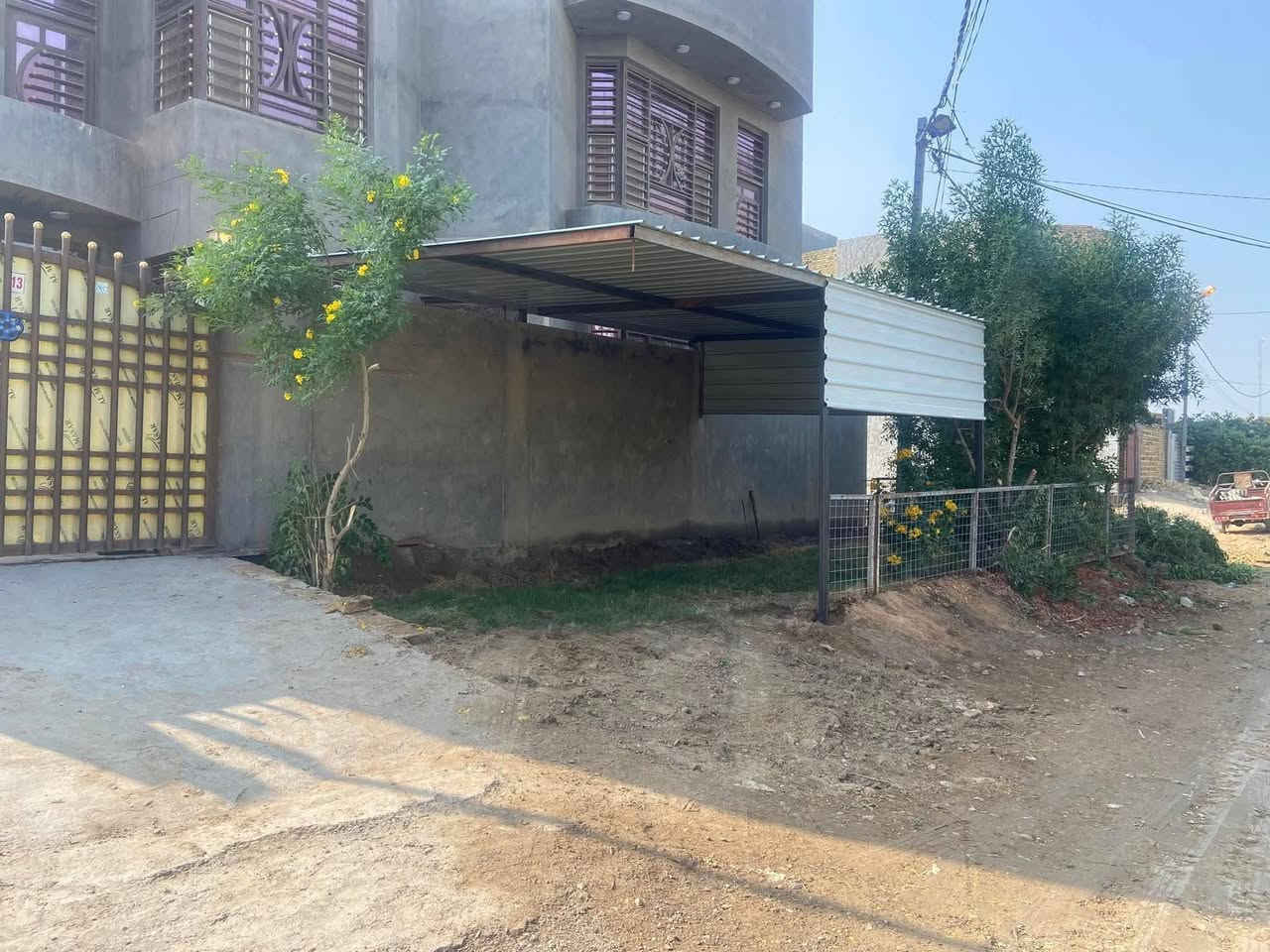 خلفه حداده ابواب وشبابيك  سقايف متفرغ من الموصل بحاجه الى عمل
*********** 
*********** 
بيهن واتساب
