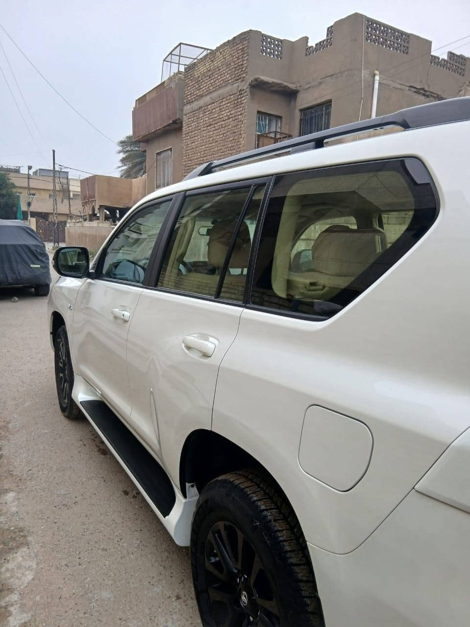 السلام عليكم 
سيارة برادو موديل ٢٣ 
فئه مدنايت 
تشغل عن بعد
ثلاجه 
السيارة مكفوله
بحالة جيدة 
رقم اربيل 
صاحبها بغداد بالعبيدي
السعر 46 وبيها مجال 
رقم الهاتف ***********
