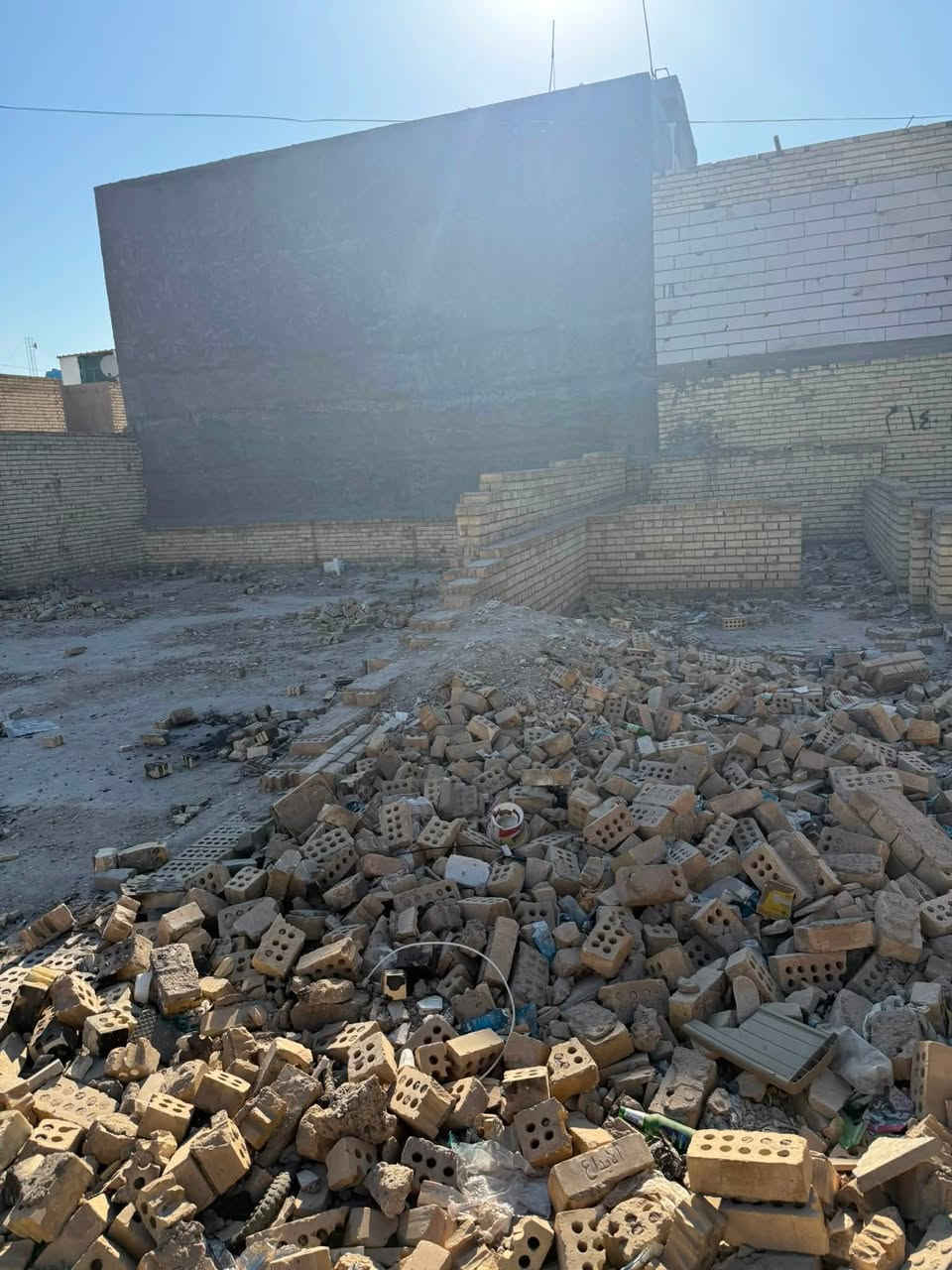 ارض البيع  رفت مجاري بناء مساحته 140م واجه 7نص نزال 20 خدمات كهرباء مي مجاري
العنوان السريدات جديده مربع ثاني 
رقم ***********
