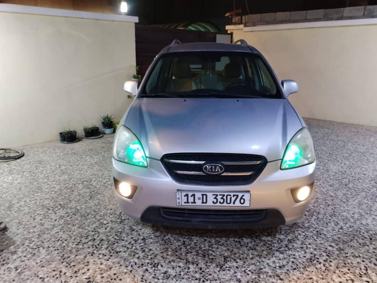 السلام عليكم
كيا كارنز رقم بغداد  موديل ٢٠١٢ 
كير مكينه جدد
تخم تاير جديد 
بيها صبغ اثر جراد 
السعر ١١٣ بيها مجال 
للأستفسار ***********
***********
