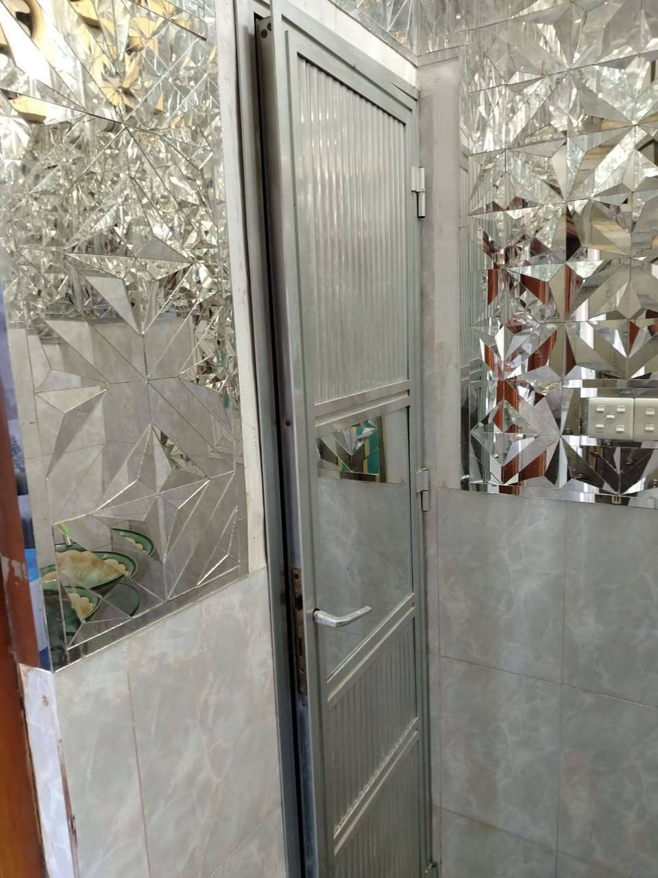 دار للبيع قرب الامام الحزة ع قرب محلات احمد جدوع المساحة ١١٧.٥ متر طابو صرف طابق واحد يحتوي على استقبال غرفة نوم صالة مطبخ مدخل مجمع صحيت ٢ 
الاتصال ***********
