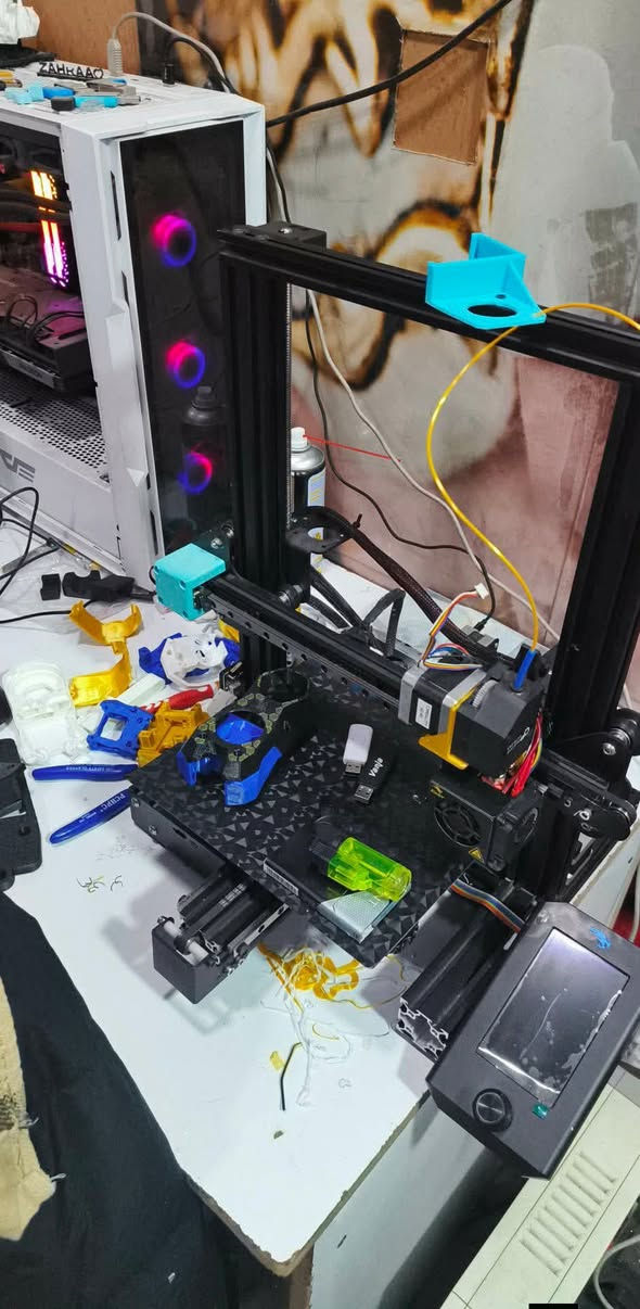 للبيع
طابعة Ender-3 Pro مطوّرة بالكامل
 تطويرات واضحة مثل ما مبين بالصور والفديو. الطابعة شغّالة بشكل ممتاز، ومجرَّبة على سرعات عالية بدون مشاكل، وجودة الطباعة راقية.
---
التطويرات والإضافات (مثبّتة فعليًا)
تطوير الإكسترودر (Direct Drive)
بثق مباشر

تطوير محور X سكك خطية
حركة أنعم وثبات أعلى أثناء الطباعة.
تطوير محور Y سكك خطية
استقرار ممتاز للسرير وتقليل الاهتزاز.

تبديل الشاشة إلى شاشة حديثة
أوضح، أسهل بالاستخدام، واستجابة أفضل من الشاشة الأصلية.
Bed مغناطيسي مرن
---
السرعة والأداء
الطابعة تعمل بشكل كامل باستخدام إعدادات السلايسر الخاصة بـ Anycubic Kobra 2 Pro

طباعة بسرعات عالية بدون أي مشاكل
تسارع متوازن، بدون اهتزازات أو فقدان جودة
الأداء عمليًا يماثل Kobra 2 Pro من ناحية السرعة 
والثبات

الطابعة شغّالة 100%
كل التطويرات عملية ومستخدمة فعليًا
جاهزة للشغل فورًا بدون أي تعديل إضافي

إذا تريد:
سرعة عالية توصل لل٣٥٠ بثبات 
جودة طباعة راقية
أداء قريب من Kobra 2 Pro
مع مرونة وتطوير Ender-3 Pro اي مصدر مفتوح وقابل لتطويرات اكثر

سبب البيع: التفرغ لمشروع آخر
السعر
التواصل: خاص
واتساب : ***********
