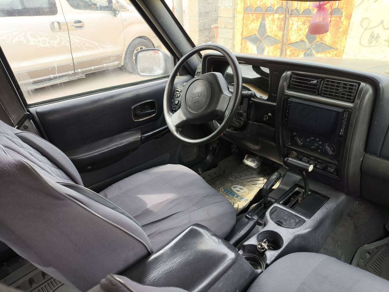 السلام عليكم جيب شيروكي شخاطه موديل 2000 جاهزه بدي مكفول صبغ وضربه حداده حلوه تخم  جديد محرك وكير بطه مكفولات 2500yyt رقم بصره مكاني البصره الهارثه السعر 48مجال كلش بصيط ***********
