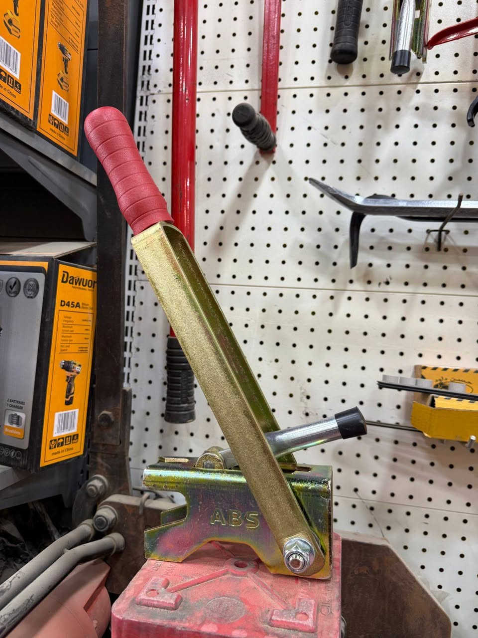 متوفر لدى انشائية القمة
سبيسر صب جميع القياسات 

يدة عصفور ثقيل اصفر 

عصفور ثقيل اصفر 

مقص شيش أفكان 

كل مايحتاجه نجار من العدد والمواد الانشائية 

الاستفسار والأسعار يرجى مراسلة صفحة او رقم الواتساب 

***********
