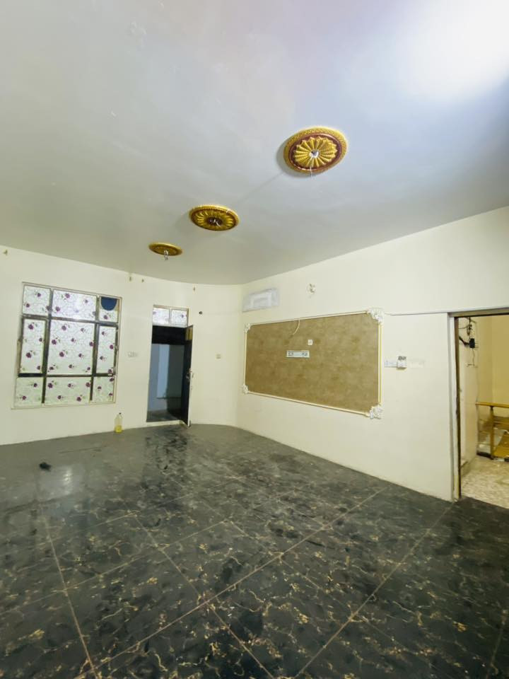 🏠 للإيجار في بغداد – البلديات
بيت طابق أول مساحة 150 م²، يتكون من:  
• استقبال  
• غرفة نوم  
• مطبخ  
• صحيات  

📍 الموقع: بغداد – البلديات قرب مجمع الشذر الطبي  
يبعد عن الشارع العام حوالي 3 دقائق.

📞 للاستفسار: ***********
