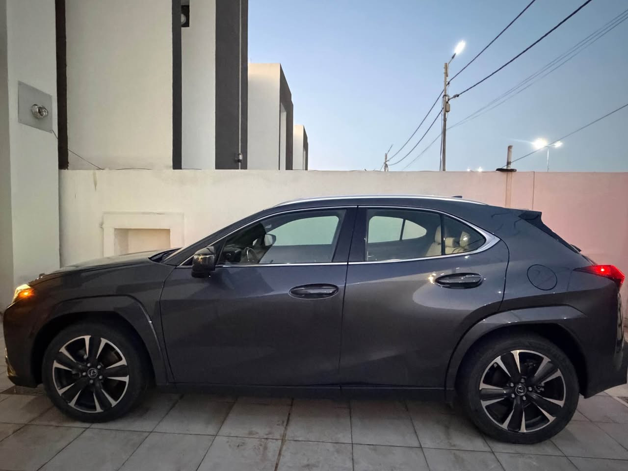 اسم السيارة: Lexus UX200
الموديل: 2022
المحرك: 2000cc تنفس طبيعي
القير: أوتوماتيك CVT
الممشى: 50 ألف كم

المواصفات:

•  فول مواصفات
•  شاشة معلومات وترفيه 
•  نظام ملاحة
•  كاميرا خلفية
•  حساسات أمامية وخلفية
•  فتحة سقف
•  تشغيل بصمة
•  دخول ذكي
•  مقاعد جلد كهربائية
•  تبريد وتسخين مقاعد
•  رادار ونظام المحافظة على المسار
•  مثبت سرعة ذكي
•  إضاءة LED
•  نظام صوت فاخر
•  جنوط رياضية
•  دفع أمامي
•  اقتصادية بالوقود وناعمة بالسواقة

حادثها كما موضح بالصور 
السعر 195 ورقة وبيها مجال للشراي
للاستفسار الاتصال على الرقم 
0788 290 7716 كربلاء, العراق
