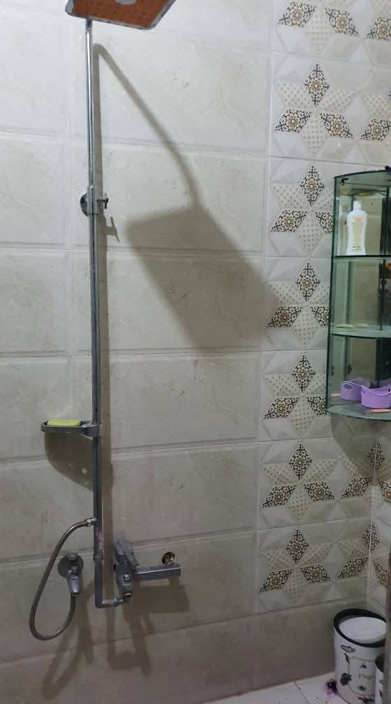 دار للبيع المساحه ١٨٢متر الواجه ١٠  طابقين بناء طابوق مسلح ٣غرف نوم مطبخ استقبال صاله صحيات عدد٣  حي العامل قرب شارع المستوصف السعر ٢٤٠ وبي مجال الشراي يتصل ***********يباع مع الاثاث او بدونه
