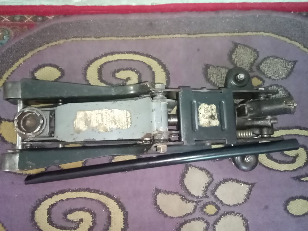 يوجد توصيل لكافه المحافظات 
جك عربانه تمساح 2 ونص طن شغال وعل الفحص باب اول اصلي السعر 50 الف المكان بغداد ***********
