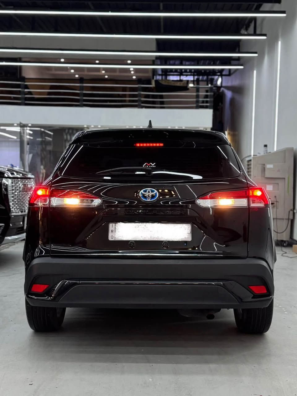 تويوتا فرونت لاندر 2023 HEV (S)🍀🍀
‏🌱Toyota Front Lander 2023 HEV 🌱
•
أداءٌ تتميزُ به يوازن بين الكفاءة والقدرة بسبب محركها الهايبرد ☘️•———————————————————•
☑️ مرقم بغداد ☑️

‏60.000 🚗: العـداد
•————————————————-•
🚩 مكفوله كفاله عامه بدون صبغ وبدون تعديل
•__________________________________•
⚙️ حجم المحرك  4Cylinder 2.0L
⚙️ مرتبط بناقل حركة أوتوماتيك
🔑 مفتاح التشغيل بصمة 
 🪟  سلايد روف 
🚗 دفع ثنائي FWD 
‼️   اريل نفكيتر 
🚘 دخول بصمة ذكي 
🛞 حجم الاطار 215/60R17 
🛞 4 دسك
🛞 حساس ضغط الاطار 
✨️ اشارة في المرايا الجانبية 
🎈عدد AIR BAG 8
🚗 هاند بريك كهرباء 
🚗 ا ABS 
🖥 دشبول ديجيتال 
🖥 شاشة Apple Car play 
📷 كاميرا خلفية دواره 360
🛣 مثبت السرعة Cruise 
🛣 رادار
🛣 تحديد المسار
🎶 تحكم مقود
🎶 ا Bluetooth / USB
💺المقاعد مخمل اسود
👶 مثبت مقعد الطفل ISOFIX 
❄️ تبريد شاشة مناخين منفصلين 
🚘 أوضاع القيادة Drive Mode 
🚘 أوتو هولد Auto Hold 
⛷️ نظام مانع الانزلاق
•————————————————-•
الاتصـال : Whatsapp 💬
.
***********
