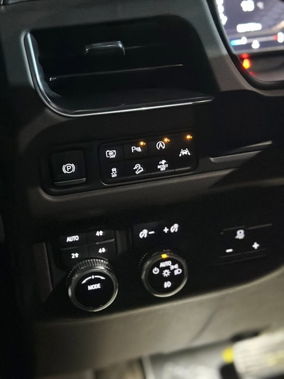 جي ام سي يوكن 
🔥2023🔥
🔹النوع : جي ام سي يوكن 
🔹الفئه : SLT
🔹فول كامل الموصفات   
 موديل :2023
بنروما 
بصمة تشغيل 
تشغيل عن بعد 
عداد الكتروني 
شاشة كبيره 
كامرات عداد 4
ثلاجه 
جلد 
تبريد كشنات 
تدفئه كشنات 
رادارت 360 
كرسي رجاج
فوريل 4*4
 
  ملاحضه ( كشنات الوره منفصل)
باقي الموصفات المعروفه SLT
 ***********
 للبيع ب52الف و بيها مجال
