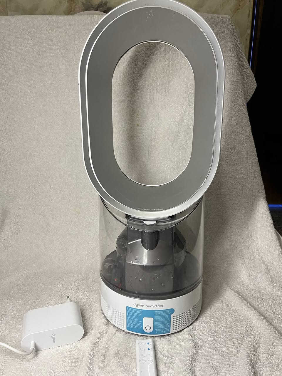 السلام عليكم
هذا المنتج هو مرطب هواء ومروحة من دايسون، تحديداً طراز Dyson
•Hygienic Mist (AM10)
• الوظيفة: جهاز 2 في 1 يعمل كمرطب للهواء ومروحة لتبريد
الغرفة.
• التقنية: يستخدم تقنية MAir Multiplier™ لتوزيع الهواء المرطب بشكل متساوٍ في جميع أنحاء الغرفة. (
• المميزات: صُمم لترطيب الهواء بشكل صحي، مما يساعد في خلق بيئة أكثر راحة.

جديد خليت بي مي للفحص امانه الله قطعة جديدة 
رايده بـ125 ألف 
واتساب***********
