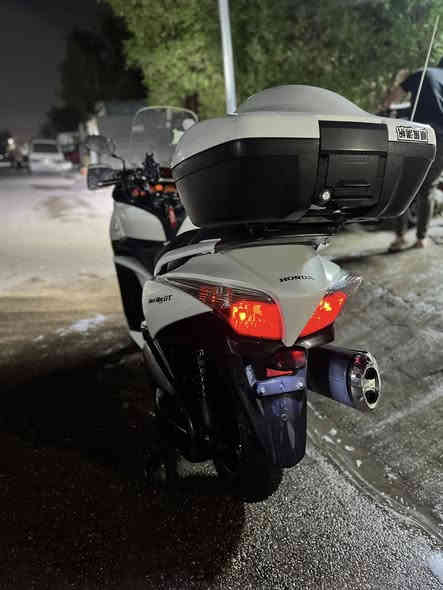 يا الله سلام عليكم متاح سلفر ونك جيتي 400 دراجه ماشيه 30الف وبل مزاد 16 الف ونص دراجه نضيفه حيل ومكفوله كفاله عامه من صبغ ولفتح وتبديل بيه جنطه تابوت اصليه وياه هوائيات اصليات + جي بي اس + قاعده تلفون اصليه + ستيرن رياضي دراجه نضيفه بيه 3 سويجات سكيورتي  وشوفت عينك دراجه مال جناي بياع شراي ماتفيدك سعره 28 وبيه مجال حك جيه مكاني بغداد حي اور 
***********
