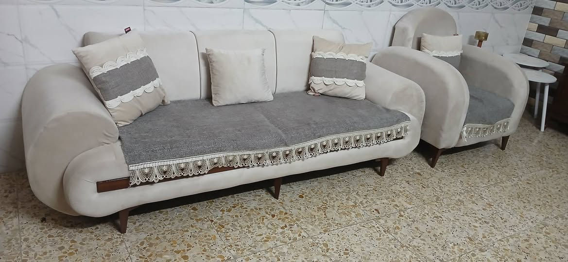 اسلام عليكم 
تخم قنفات مستعمل شهر فقط
عشر مقاعد اني ماخذة ٥٠٠ الف 
قيم واخذ كل ضرر مابي وهاي الكوشات وجراجف احنا اشتريناهن ب٦٠ الف العنوان بغداد البلديات 
***********
