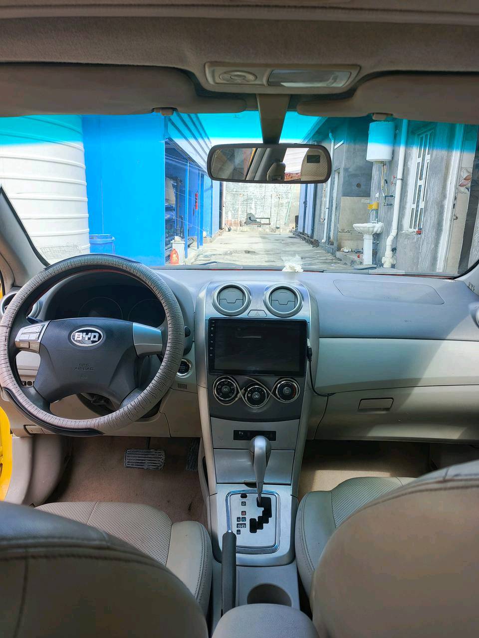 byd g3 موديل 2016
سياره كامله كير وميكنه مكفوله 
السياره مصفره غرامات وهيئه 
راعيها موجود يريد تحويل 
مكان السياره البصره ابي الخصيب ابو الجوزي 
السعر 40 وبي مجال قليل حك الجيه