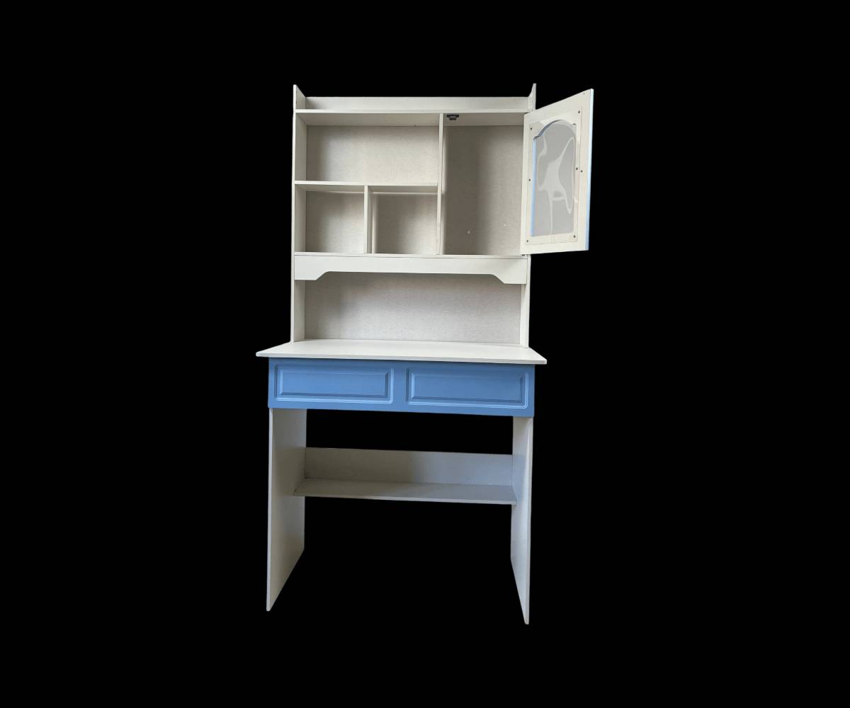 مكتب دراسي مع رفوف للتخزين – 80 سم

الاستخدامات:

مثالي للمذاكرة والدراسة اليومية للطلاب.

مناسب لاستخدامه كمكتب منزلي للكمبيوتر أو القراءة.

يوفر مساحة منظمة لحفظ الكتب، الأدوات المدرسية، والأغراض الشخصية.

يمكن وضعه في غرفة الأطفال أو المكتب المنزلي.

المميزات:

تصميم عملي يجمع بين المكتب والرفوف في قطعة واحدة.

يحتوي على رفوف علوية متعددة للتخزين والتنظيم.

خزانة صغيرة بباب لحفظ الأدوات الخاصة.

واجهة ملونة (أزرق أو وردي) أسفل سطح المكتب لإضافة لمسة جمالية فقط (بدون أدراج).

سطح مكتب واسع ومريح للاستخدام اليومي.

قاعدة سفلية لتخزين إضافي (مثالية للكتب أو الحقائب).

متوفر بألوان جذابة تناسب مختلف الديكورات.

محتويات الصندوق:

مكتب دراسي مع رفوف (يأتي مفككًا مع كامل القطع).

كتيب تركيب مبسط.

الملاحظات:

الأبعاد: الطول 80 سم × الارتفاع الكلي 160 سم × العرض 49 سم.

ارتفاع سطح المكتب: 74 سم.

سهل التركيب والاستخدام.للحجزوالاستفسار*********** واتساب السعر60000
 الف دينار  والتوصيل مجاني لجميع المحافظات