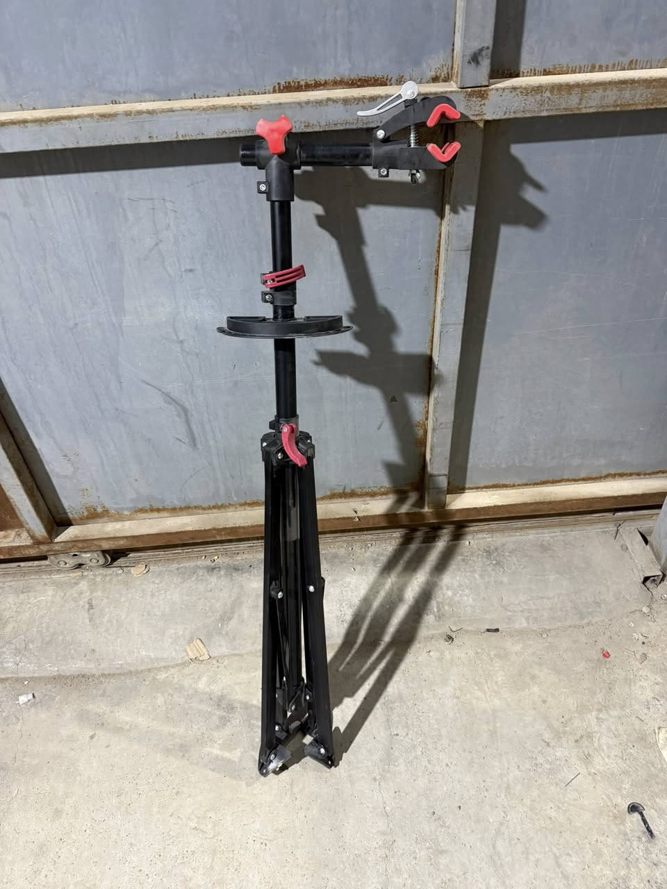 السلام عليكم كباتن
متوفر ستاند عرض او صيانه للدراجات الهوائية 
وزن ثقيل يتحمل جميع انواع البايكات
متوفر كميه محدودة 
سعر القطعه 30 الف فقط 30  الف فقط
***********
