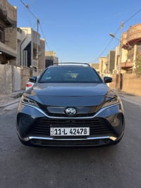 سيارة تويوتا فينزا 2022  وتحديداً طراز XLE الهجين [1، 5].  المواصفات: ...