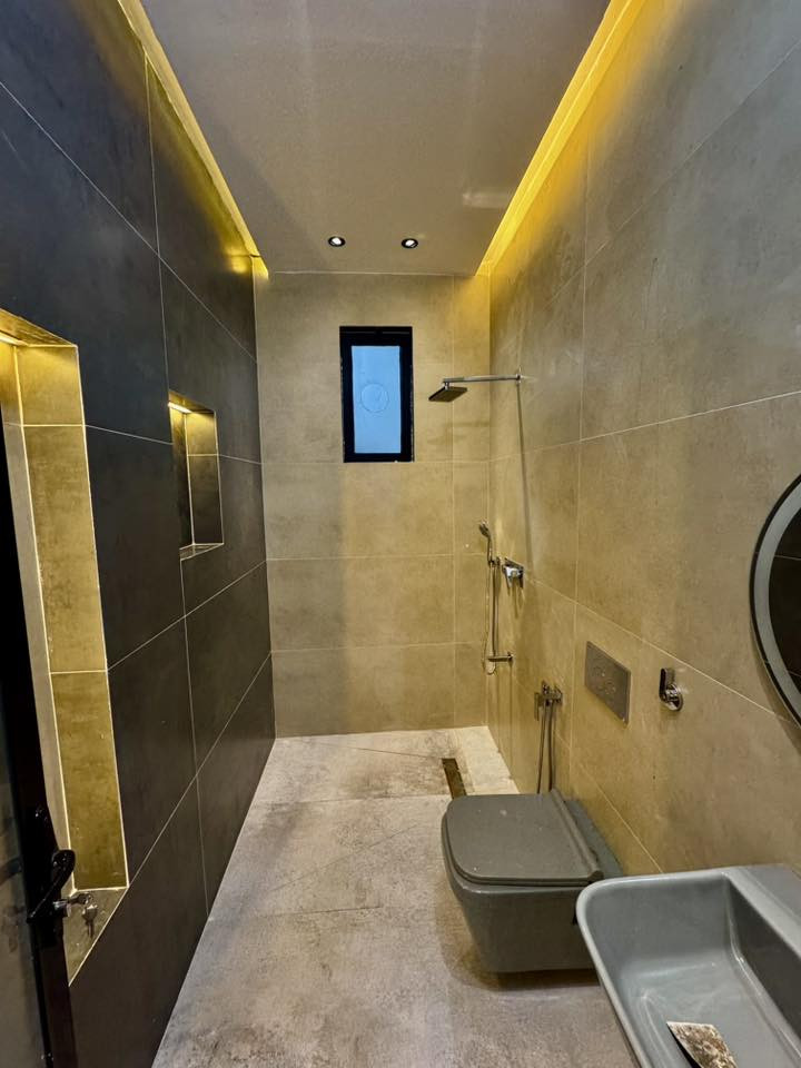 بناء طابق ونص  حديث 

يحتوي البيت. ع[ 2 غرف نوم -استقبال -صحيات  صالة- ومطبخ] البيت شغل درجة اولى 

مع الخدمات[ماي-كهرباء-تبليط]

🔴ملاحضه البيت جاهز للسكن 🔑

⬅️نوع العقار  طابو زراعي سند 25 اقرار محكمه 

⬅️العنوان #بغداد_الدوره_البوعيثه   

       مجمع السلطان ألثالث

🔴للاستفسار  خاص او الاتصال ع  الرقم ***********
