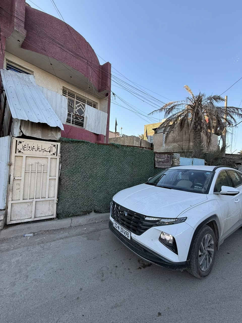 السلام عليكم 
شقه للايجار طابق اول معزوله 
تحتوي ع استقبال مطبخ غرفتين منام خدمات سطح 
حي الجوادين قريبه ع جسر الخطيب
ايجار ٣٥٠ الف 
للاستفسار ***********
