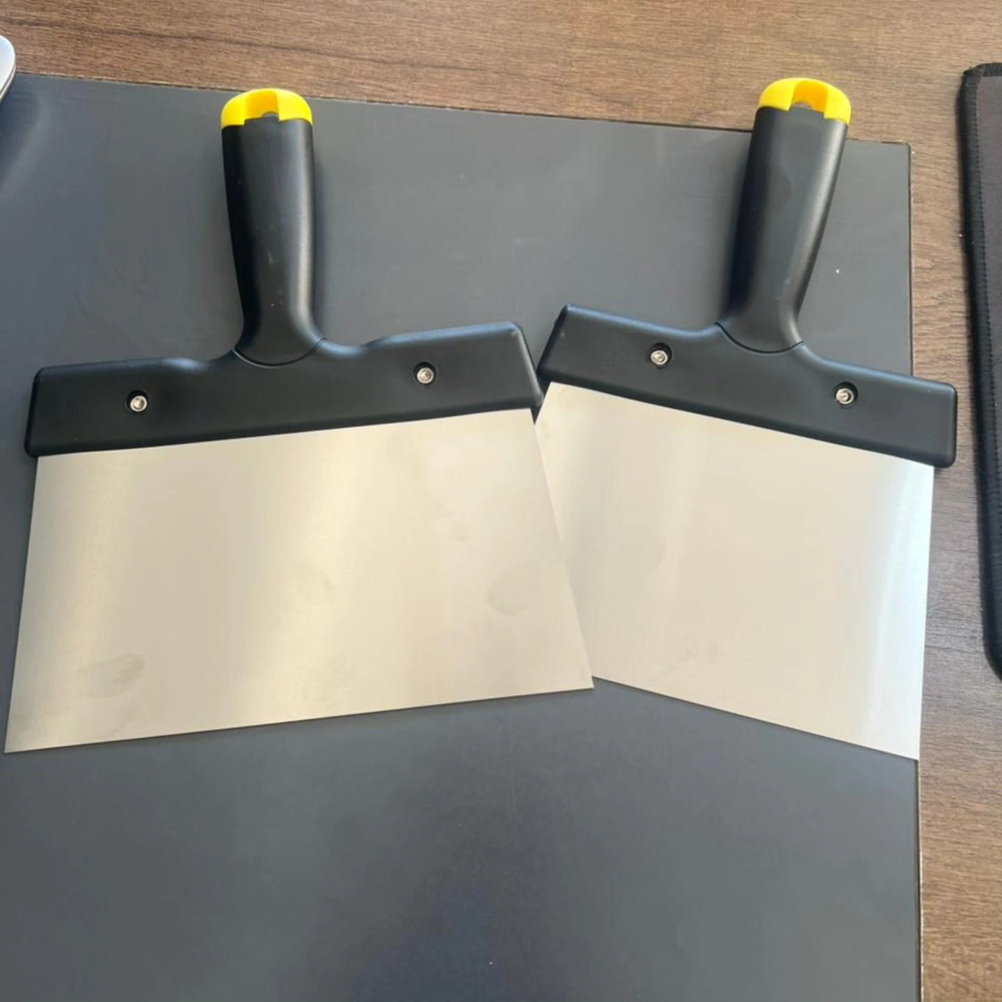 📦 منتجات رمضان الجديدة وصلت.. ! 🚀

​  بمناسبة حلول شهر رمضان المبارك  جبنالكم اليوم أحدث أدوات المعجون والأصباغ لتجديد منازلكم بكل سهولة وأمان! ✨

لكل أسطى محترف أو صاحب منزل يبحث عن الدقة في العمل، وفرنا لكم تشكيلة أدوات الصباغة والمعجون التي تختصر عليكم الوقت وتعطيكم النتيجة التي ترضون عنها.

المنتجات تتكون من : 
​✅ شفرات معجون (بلاستيك وستيل) لسحب احترافي.
✅ فرش أصلية لشغل ناعم وبدون أثر.
✅ نايلون تغليف مع تيب (لصق وحماية بلمسة واحدة).
✅ أدوات تحديد الزوايا، وكمامات واقية لسلامتكم.

​كل ما تحتاجه لتأسيس وصبغ جدرانك.. موجود عندنا!
تفضل بزيارة مكتب العسكري في جلولاء، ولا تساوم على جودة أدواتك. 🛠️🎨


**إذا كنت صاحب هذا الإعلان وتريد حذفه لأي سبب، رجاءا أرسل رسالة إلى الدعم الفني**