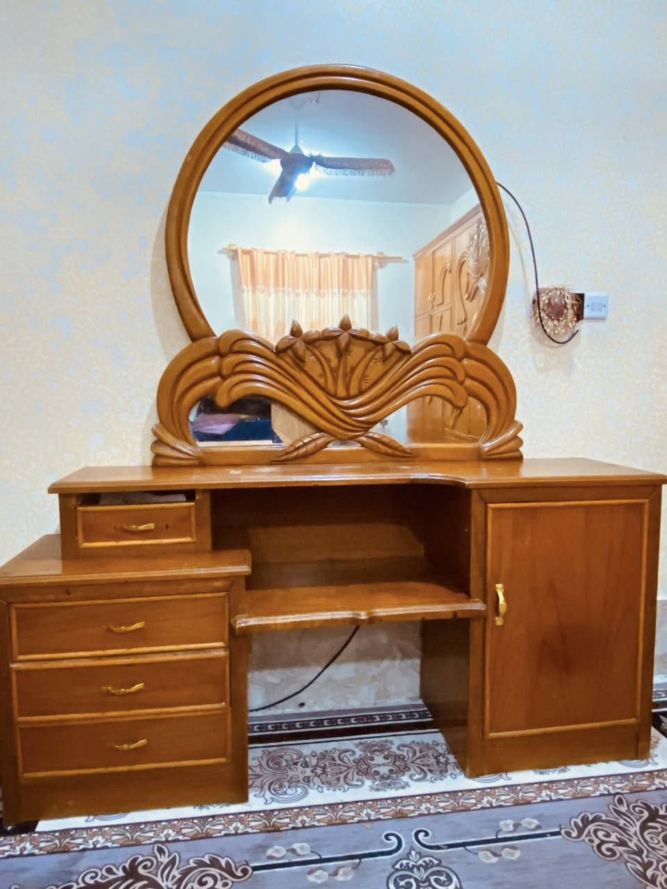 سلام عليكم غرفه خشاب عراقي الثكيل 7قطع الي رايد يتواصل وياي خاص او عل رقم ***********
