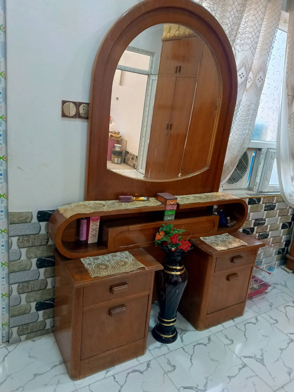 غرفه خشاب البيع خمس بواب ملحق السعر ٦٠٠ وبيها مجال حي السماح الولا الرقم ***********
