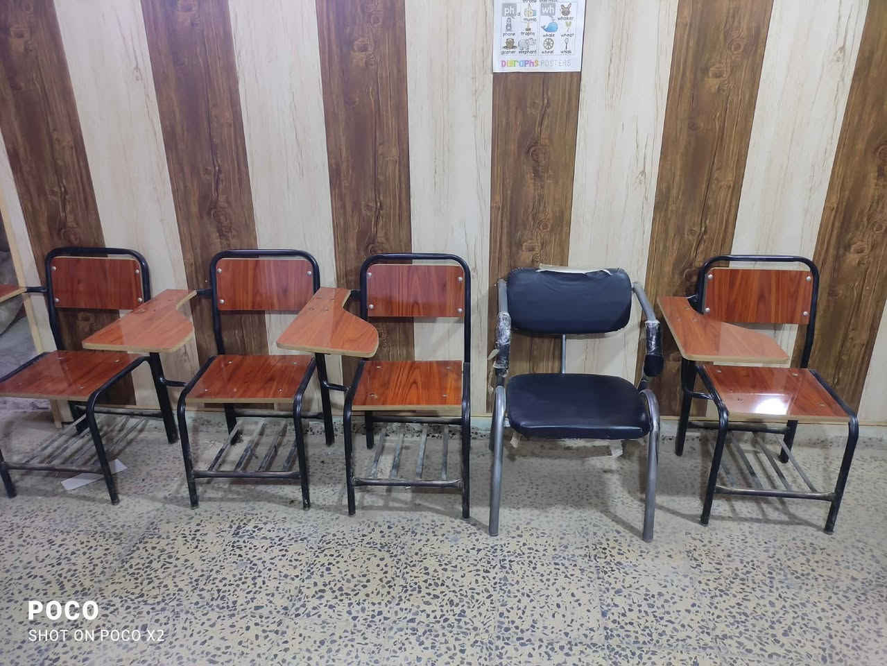 لوازم مدرسية للبيع
كرسي مكتبي عدد 5
كرسي رحلة عدد10
لوحة بيضاء حجم كبير عدد 1
ميز مكتبي كبير عدد 1
الاثاث نضيف جداً 
السعر 300 الف قفل
المكان نجف كوفه ساحة حبيب الرعاش 
***********
