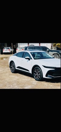 كراون موديل 2025  ماشيه شي قليل   فتحه سقف  رادار امامي خلفي وجانبي  و...