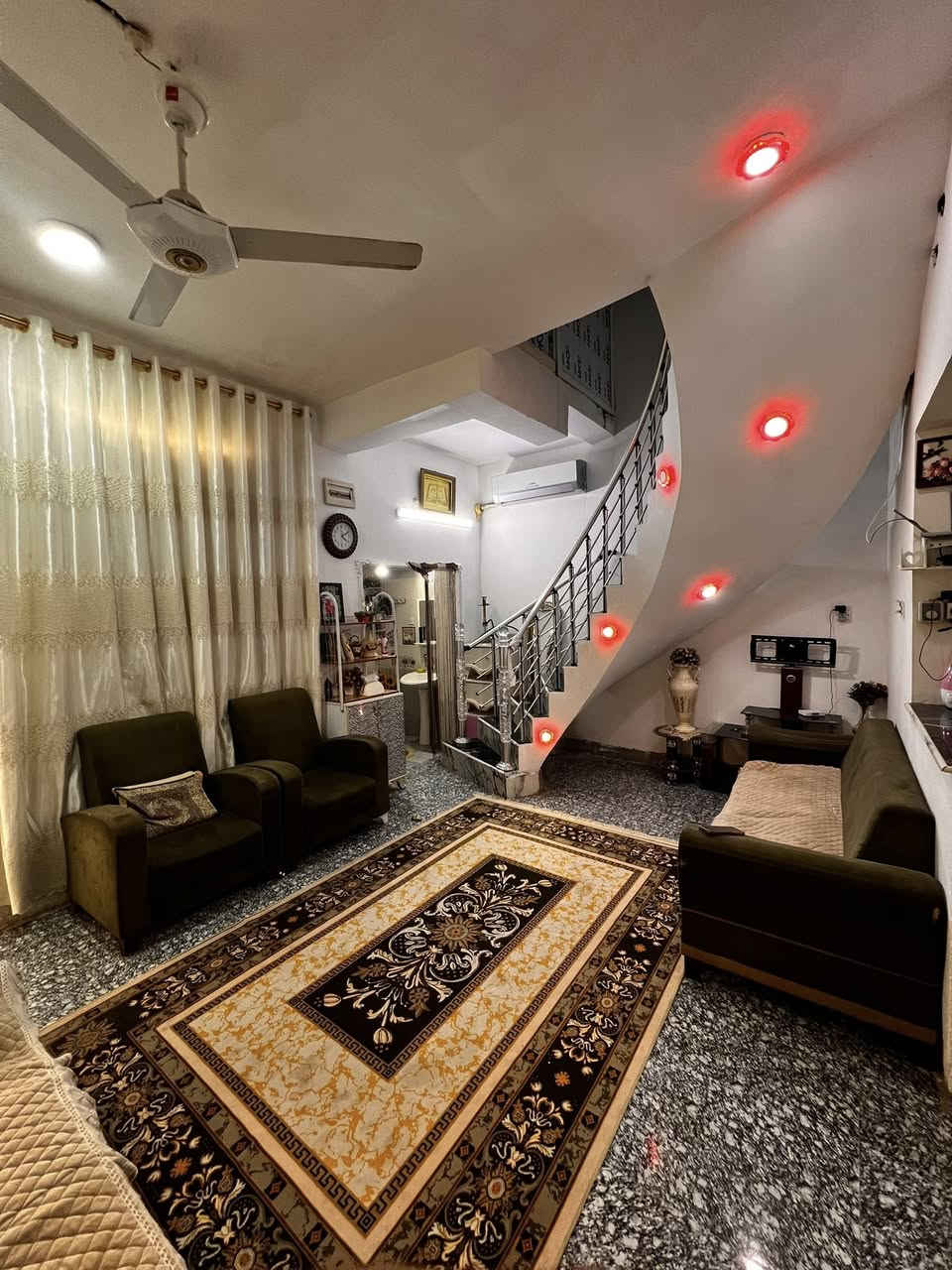 السلام عليكم
اعاده النشر بسبب الوعود 
يالله يارزاق
بيت مساحه 150  طابقين بناء طابوك 
بناء الطابق الاول 2019
الطابق الثاني 2023
الطابق الاول 
صاله هول مطبخ غرفه نوم صحيات 
الطابق الثاني غرفتين ونوم وصحيات 
 شارع 7 امتار 
العنوان زوير الغربي 
التوضيح داخل الصور 
الرقم صاحب الدار 
السعر 90 قابل للتفاوض 
***********واتساب 
***********هاتف
