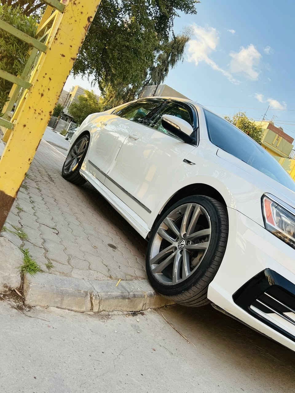 السلام عليكم
فولكس واكن باسات 2019 Rline فول مواصفات

ماشي 121 ميل 

رقم اربيل 

محرك 2000 تيربو  

بصمه

سلايت

تشغيل عن بعد 

رادار جانبي وامامي وخلفي 

تحديد مسار 

قطعتين تبريد 

كشن جلد 

كهربائي 

هيتر

لايت زنون وحاجب

صندوق يفتح على القدم 

بعد بيها مواصفات  هوايه ال Rline معروفه مواصفاته

السياره نظيفه وجاهزه 

الضرر موجود بالمنشور 

يرهم ( مراوس)***********

المكان. كركوك شارع القدس 

السعر . 158 .  وبيها مجال قليل
