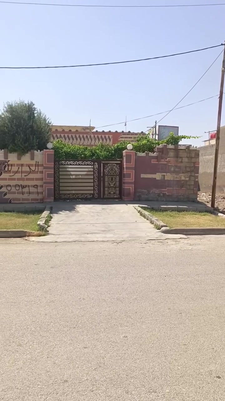دار للبيع طابو صرف مساحه ٣٠٠ يتكون من ثلاث غرف وصاله واستقبال ومطبخ
صحيات داخليه وخارجيه 
كراج جبير 
حديقه تحتوي (عنب+زيتون+تين +أشجار حمضيه)
بلدروز كسيرات شارع الحولي موقع جيد خدمات كامله 
السطح شتايكر 
بناء طابوق 
رقم صاحب البيت 
***********
***********
