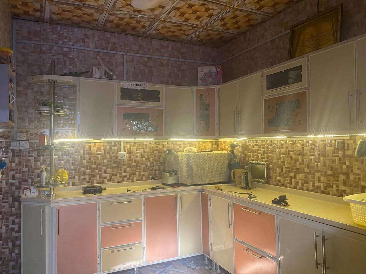 بيت للبيع في ابي صخير الصدرين 
التفاصيل 👇👇
المساحة 280 
 ديوان كبير + اربعة غرف + صالة كبيرة + مطبخ حار وبارد + صحيات داخلية وخارجية + گراج سيارة 
التفاصيل والسعر الاتصال على الرقم
***********
