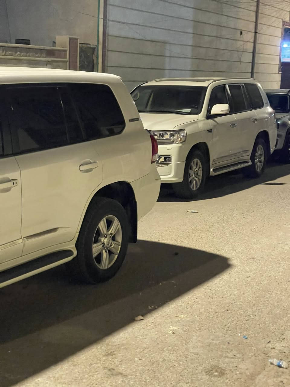 لاندكروز كاز ١٧خليجي فول  ماشيه ٢٣٣وقابل لزياده سياره بيها صبغ جاملغ ايسر تقريباً نص او اقل وعندي الصور قبل الصبغ محرك مبدل ولفات بس وبيها ملاحظات بسيطه داير جاملغ الخلفي بي صبغ كلش قليل *********** مكان السياره بصره سعر 5وبيها مجال وتفاصيل كلها ذاكرها
