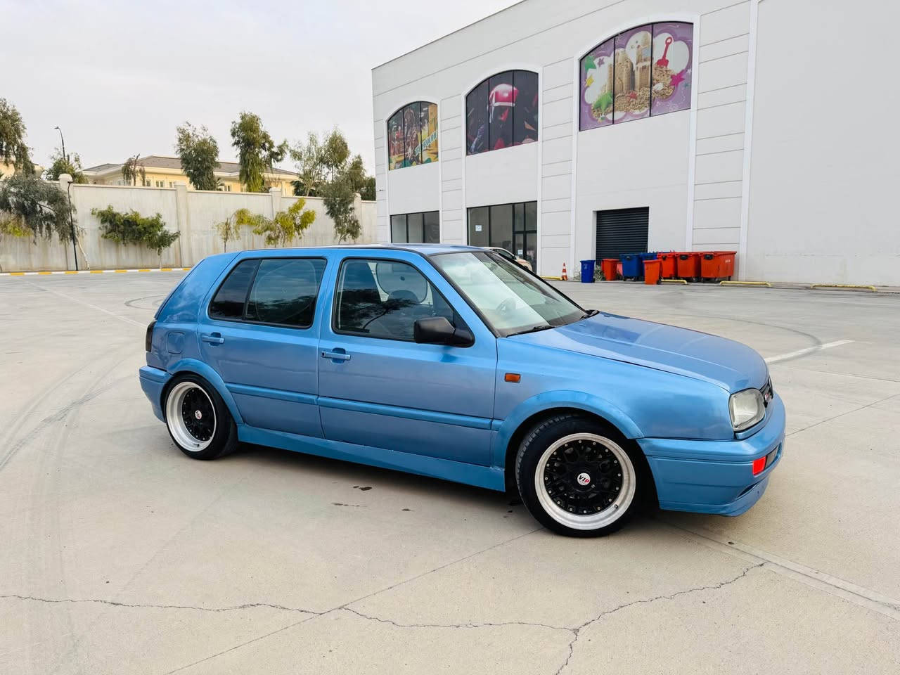 Golf 
مۆدیل ١٩٩٢ 
گێر عادی
٢ جام ئۆتۆ
تەبرید سارد گەرم 
ویل بیبی ئێس دو سایز لەفی سپۆرت 
گزۆز سپۆرت و کاتمەکەشی لەگەلە بەگ فایەر 
گێچ ئەلیکترۆنی وەلف حەماوەی سپۆرتی لەسەرە پانکە کارەبای 
کامل جوانکاری بۆکراوە سەیارەیەکی زور جوان و خاوێنە 
رەقەم و سەنەوی تا ٢٠٣٠ تازەیە هەزەی نوێیە تەحویل وەکالە بەشەرت گێر و مەکینە و کارەبایەتی هەموی مەزبوتە 
سبوخ پەمپ کرایتەوە لۆ جوانی یەک قرچی پشتی هەیە لای سەکنی ئەویش کەمە یەک هەزار مەسرەفی نیە نرخی ٤٣ وەرەقەیە و مامەڵەیەکی زۆر کەمی تێدایە 
ناونیشان هەولێر 
ژم…
*********** أربيل, العراق
