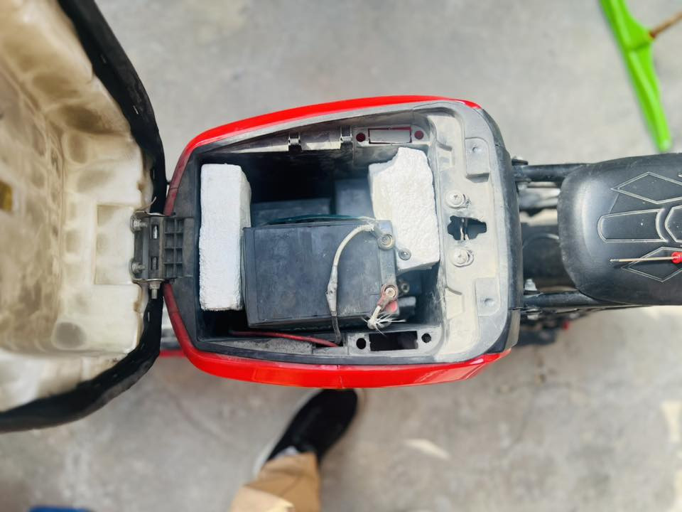 دراجه شحن R9 موديل 2025 بطارياته متفوخات بس شغاله وتمشي كلشي مابيهه والجوزه وكفت ما تشتغل بلسويج بس بلكارت تشتغل السعر نهايتهه 200 
العنوان حي الشرطة ***********
